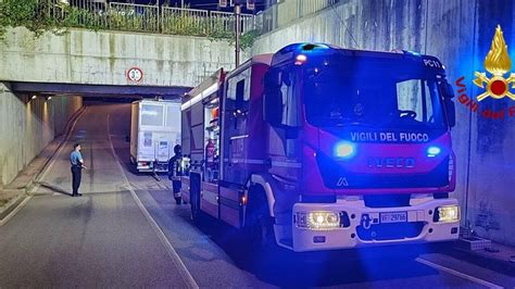 Il Camioncino Incastrato Nel Sottopasso A Galliera