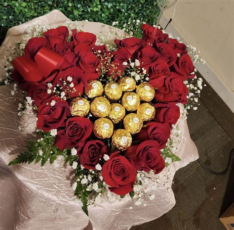 CORAZON CON FERREROS By Roses And Love Flower Shop