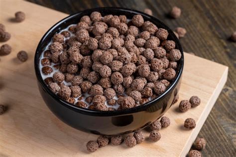 Bolas de chocolate são usadas como café da manhã seco adição de