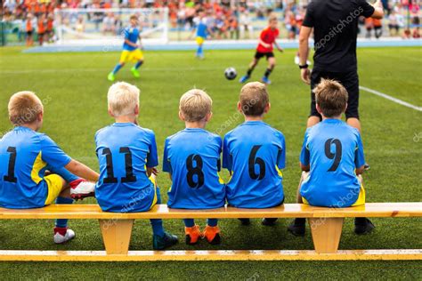 Juego de fútbol para niños. Los niños sustituyen a los jugadores ...