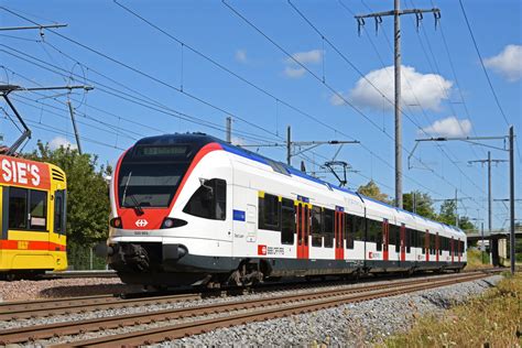 RABe 523 003 auf der S3 verlässt den Bahnhof Dornach Bahnbilder de