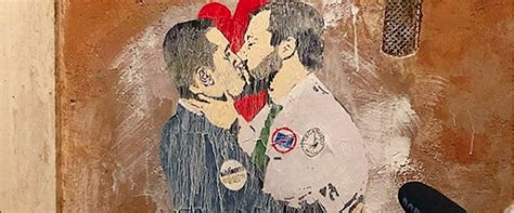 Murales Provocatori A Roma Spunta Un Bacio Immaginario Tra Salvini E