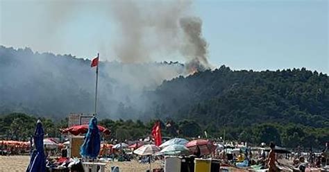 Spaventoso incendio nella nota località turistica in Italia turisti