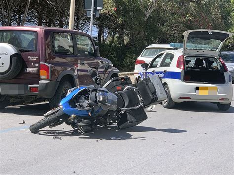 Milazzo Una Moto Bmw Travolge Un Uomo Anziano In Via Marinaio D Italia