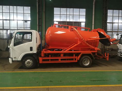 Japanese Isuzu Vacuum Sewage Suction Truck 4 To 6 Cbm Sewage Vacuum