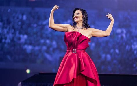 Laura Pausini Conquista Leurovision Con Tre Look Versace