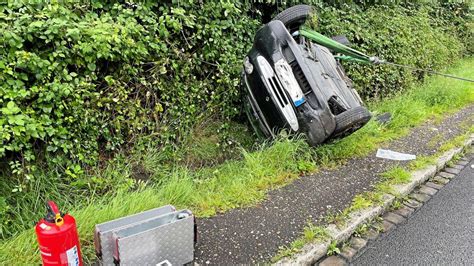 Unfall in Mülheim Smart landet auf dem Dach