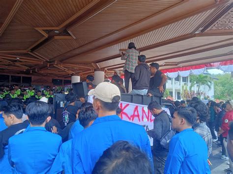 Demonstran Desak Cabut Izin Tambang PT BMU Di Depan Kantor Gubernur Aceh