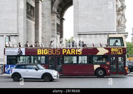 L Immagine Mostra Un Pullman Turistico Con La Torre Eiffel Sullo