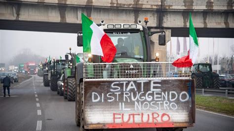 Continua La Protesta Degli Agricoltori Previsti Nuovi Cortei E Presidi