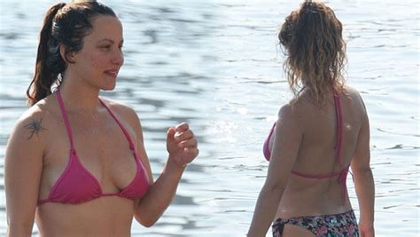 8 Hot Sexy Yildiz Asyali Bikini Pics