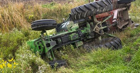 Prevrnuo Se Traktor Voza Poginuo Na Licu Mesta Stra Na Nesre A Kod