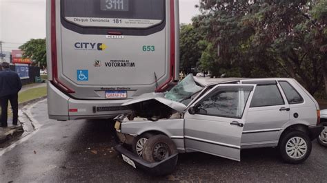 Motorista De Autom Vel Fica Ferida Ap S Colidir Em Nibus