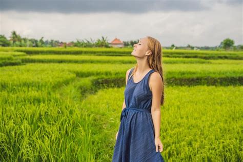 Mujer joven en la plantación de campo de arroz en cascada verde bali