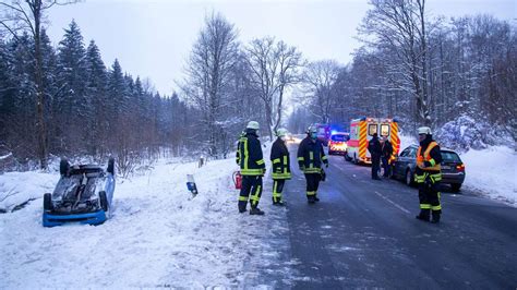 Vogelsberg 22 Jährige überschlägt sich mit Opel Corsa auf