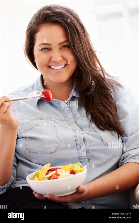 Overweight eating salad fotografías e imágenes de alta resolución Alamy