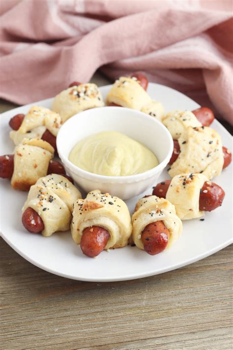 Crescent Roll Pigs in a Blanket {Easy Appetizer} | It Is a Keeper