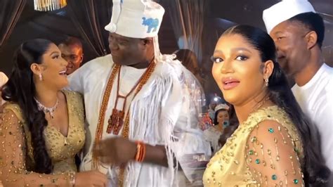 SEE HOW OONI OF IFE DAUGHTER DR ELIZABETH JACK RICH REACT AS SHE GOT