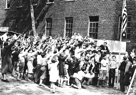 Schoolchildren Salute the Flag in the U.S in 1915, And Here's What the ...