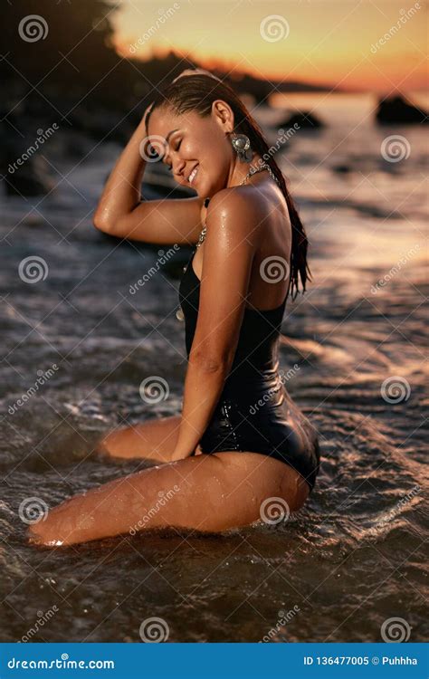 Modo Della Donna E Stile Di Estate Ragazza In Costume Da Bagno Nero In