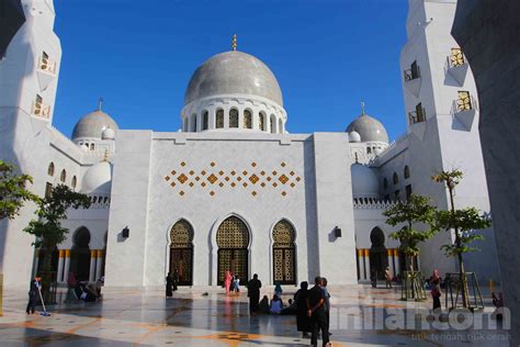 Foto Destinasi Wisata Religi Di Masjid Raya Sheikh Zayed Solo