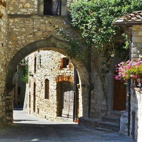 Calle Con Arco En Italia Foto De Archivo Imagen De Destruido