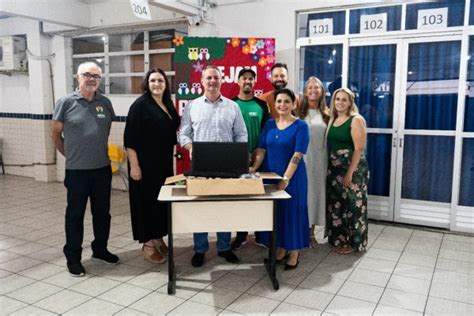 Escola Educar vencedora do projeto Óleo Solidário recebe computador