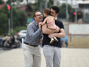 Casal Gay Briga Pela Guarda Da Filha Após Mãe De Aluguel Negar Liberação A Capa