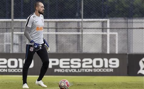 Corinthians acerta renovação de contrato do goleiro Walter Lance