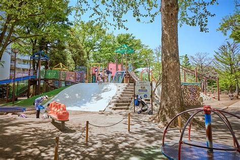 遊びごたえ満点！落合公園（新宿区）の名物はターザンロープがのびる複合遊具 | るるぶKids