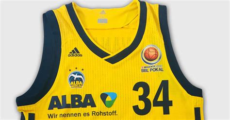 Basketballmeister Alba Berlin Stiftet Ein Teamsigniertes Trikot