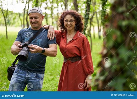 Photographe Avec Son Modèle Mature Dans Le Parc Image stock Image of roux robe 279565095