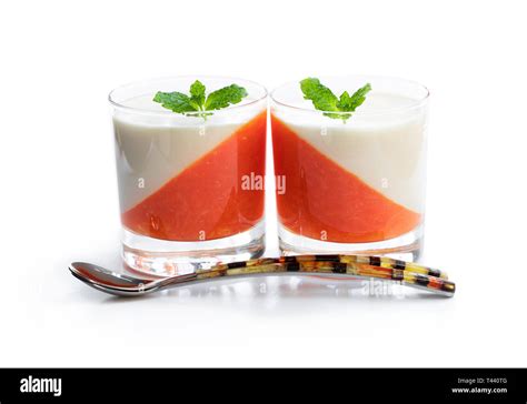 Panna Cotta Con Gelatina De Naranja En Vidrio Claro Aislado En Blanco