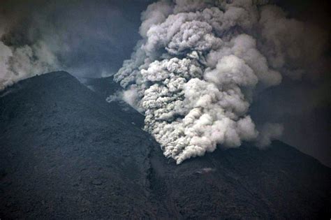 Gunung Lewotobi Di Ntt Kembali Erupsi Dan Luncurkan Awan Panas Sejauh