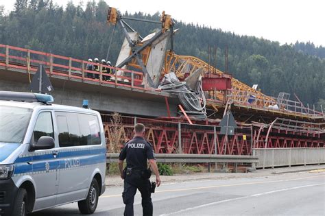 Kran St Rzt Auf Br Ckenbaustelle An Talsperre Um Ein Toter Mehrere