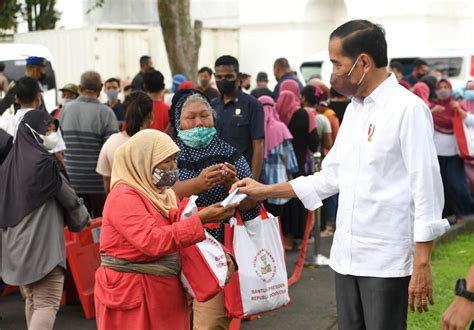 Sekretariat Kabinet Republik Indonesia | Presiden Jokowi Bagikan Sembako untuk Masyarakat di ...