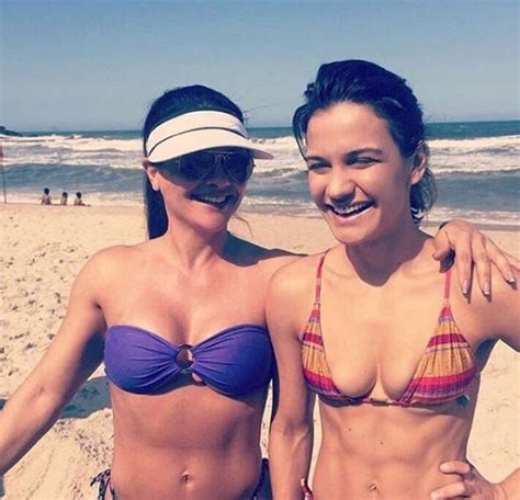 Mulher de Malvino Salvador Kyra Gracie posa a mãe e fãs elogiam