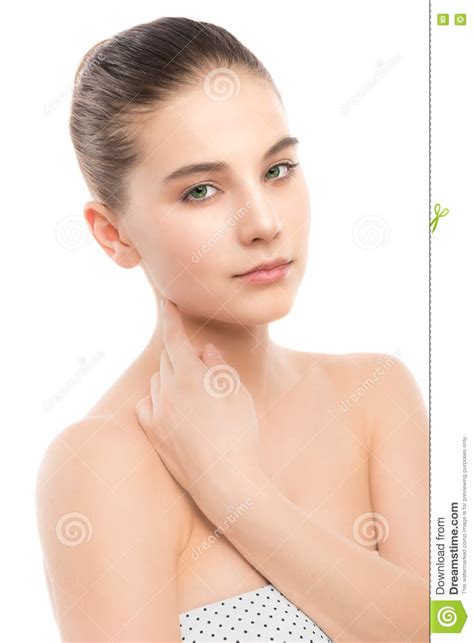 Portrait De Belle Jeune Femme De Brune Avec Le Visage Propre Blanc D