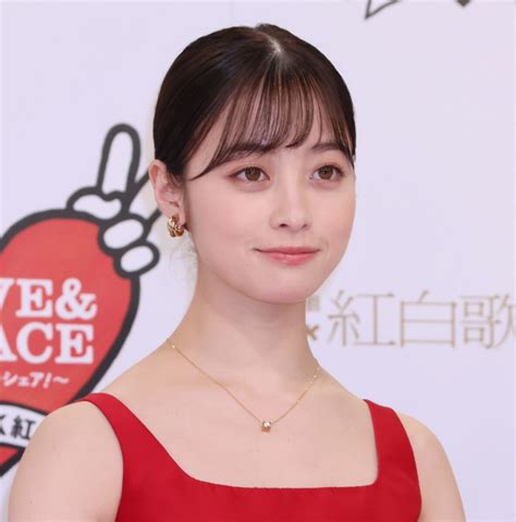 【紅白】司会の橋本環奈、フリフリの赤ドレスで美ボディあらわ「かわいさエグい」「集中出来ない」 スポーツ報知