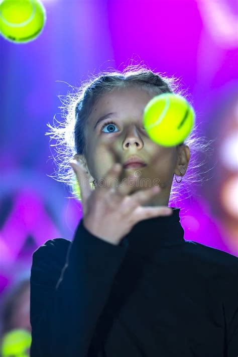 Petite Fille Jongle Avec Des Boules Image Stock Image Du Color