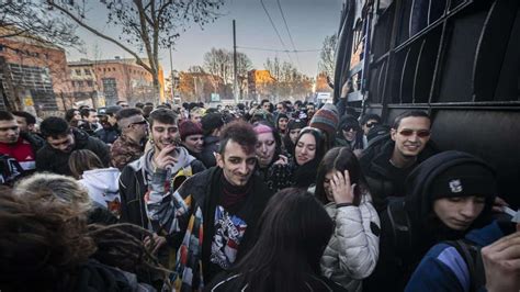 Milano In Centinaia Sfilano A Ritmo Di Musica Per La Street Parade