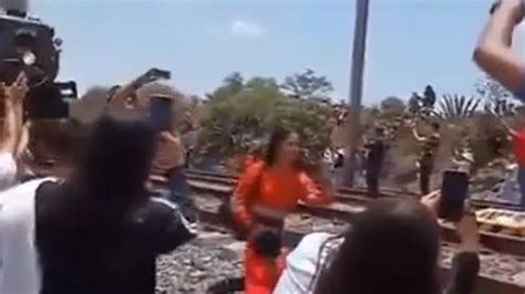 Quiso Sacarse Una Selfie Durante El Paso De Un Tren Y La Locomotora La