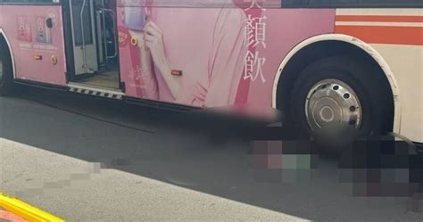 中和公車撞倒路人壓輪下 滿地血！命危送醫搶救 社會 Ctwant