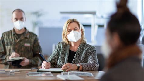 Deutscher Bundestag Bei Der Redaktion Der Bundeswehr