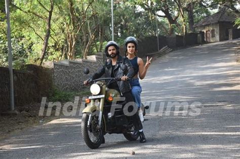 Varun Dhawan And Kriti Sanon Snapped Their Film Bhediya On The Set Of