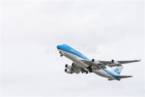 El Avión KLM Está Listo Para Despegar De La Pista Boeing 747 400 KLM