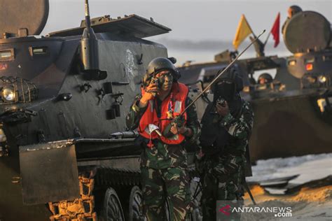 Latihan Operasi Pendaratan Prajurit Korps Marinir TNI AL Di Dabo