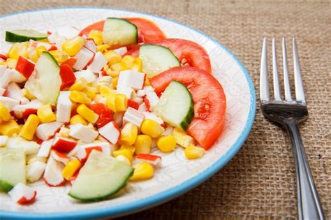 Ensalada Con Palitos De Cangrejo Ma Z Hervido Y Tomate Y Pepino Reci N