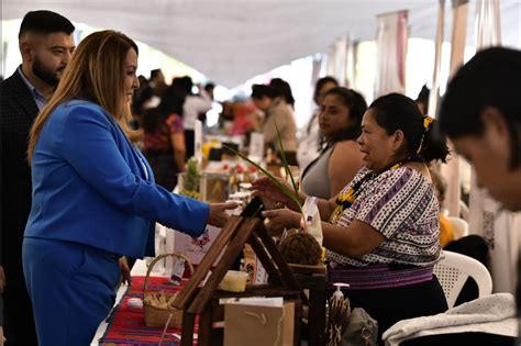 Emprendedoras Ofrecen Sus Productos En La Feria Paseo Artesanal