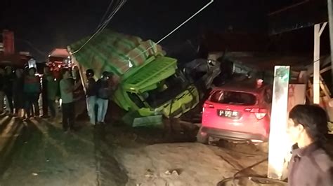 Kecelakaan Beruntun Di Agam Truk Rem Blong Tabrak Mobil Hingga Warung